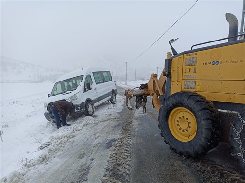 Kar Yağışından Etkilenen Köy Yollarımızda Çalışmalarımız Devam Ediyor
