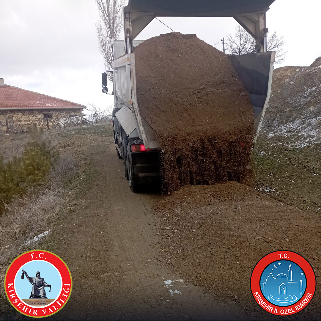 Köy İçi Stabilize Yolların Bakım Onarımı Yapılıyor